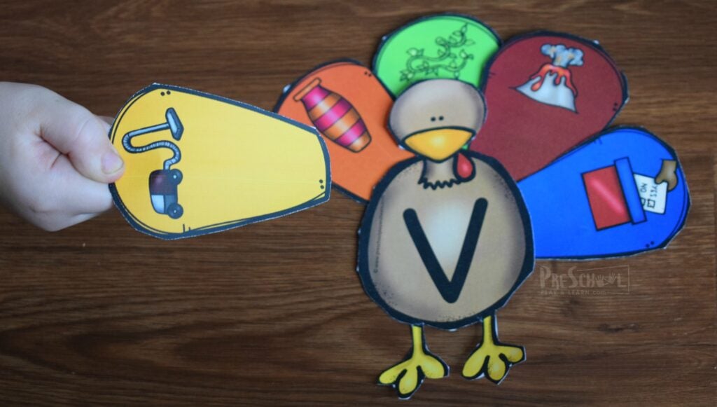 super cute preschool turkey to work on beginning sound and phonics with kids