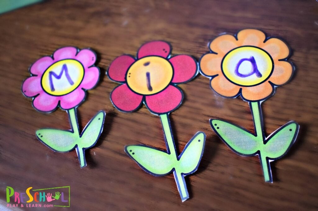 Super cute and fun to make spring flower name craft for toddler, preschool, and kindergarten age kids